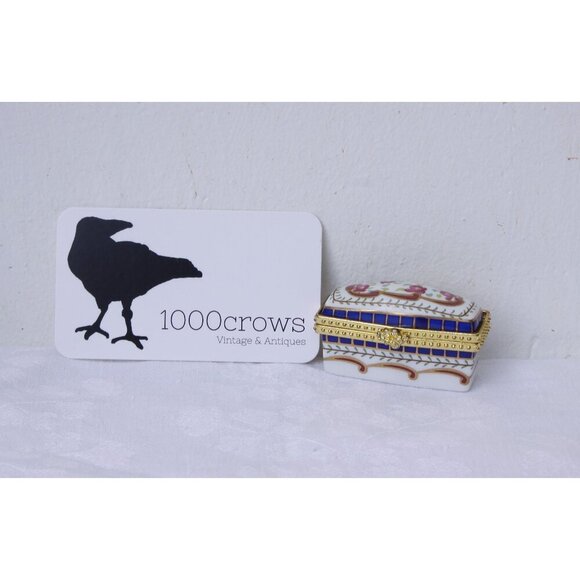 Small hand painted porcelain pill box, tiny elongated dressing table decor, - Picture 8 of 8